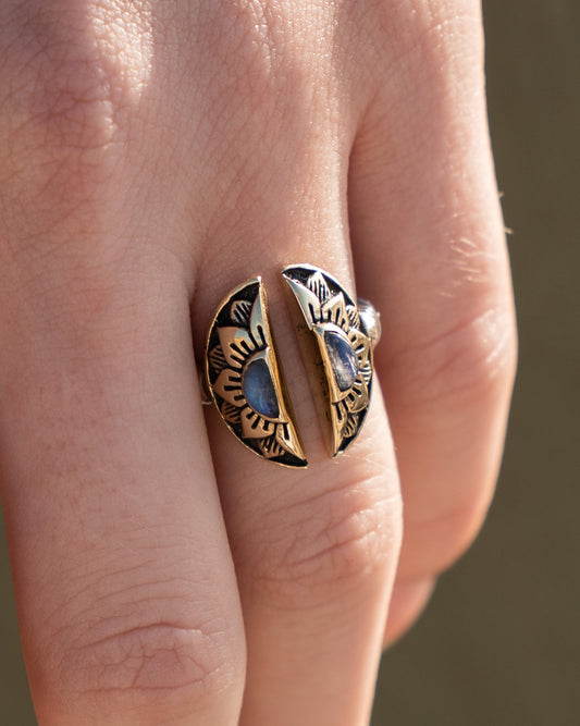 An adjustable ring for boho fashion. 