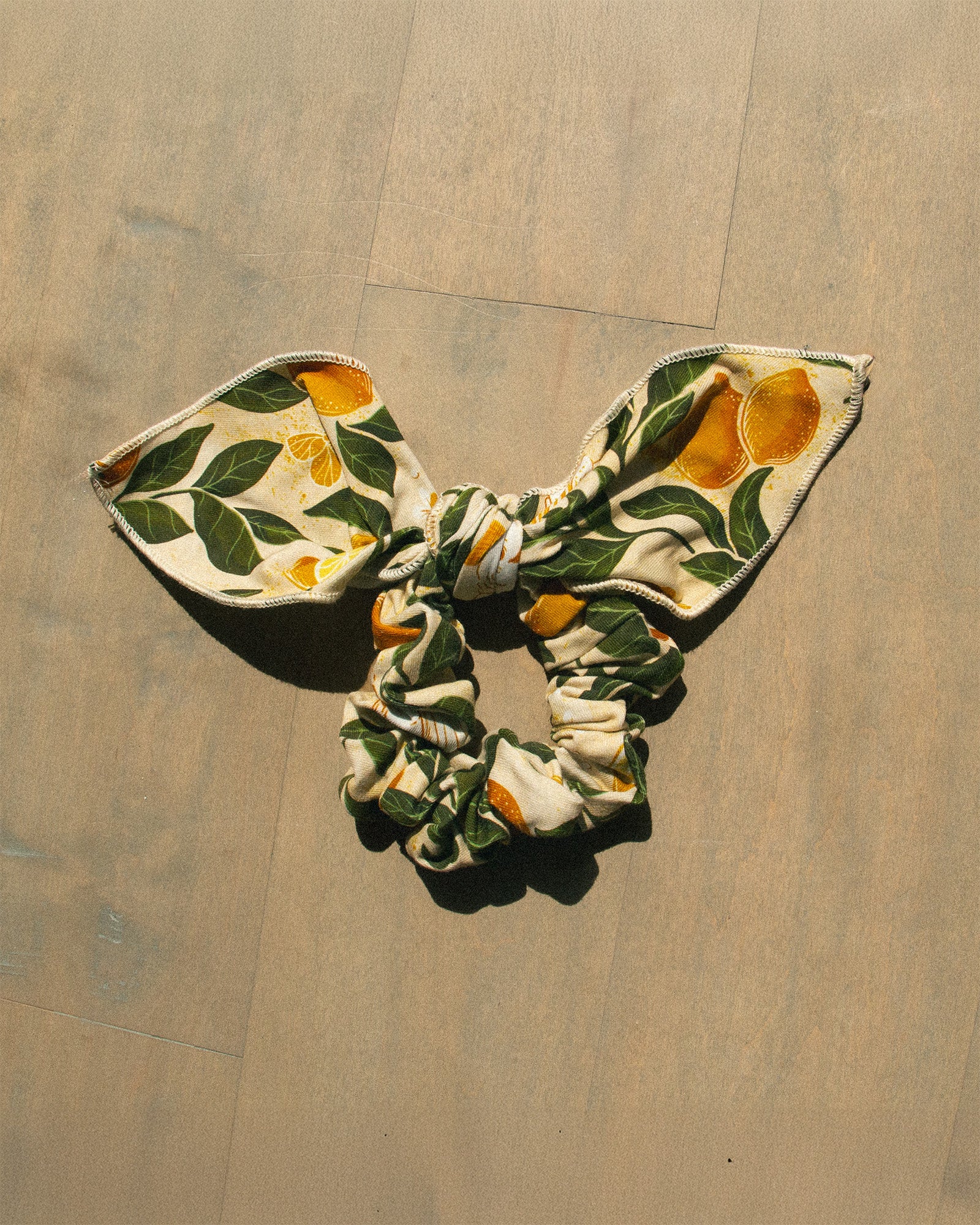 Bow scrunchie with lemon and leaf pattern. 